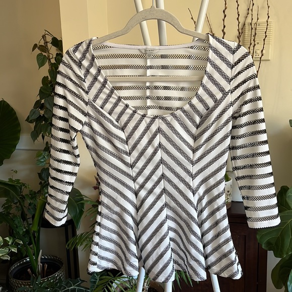 💖🤍🖤Guess White & Black Crochet Stripe Pattern Peplum Top-XS-EUC - Picture 2 of 14